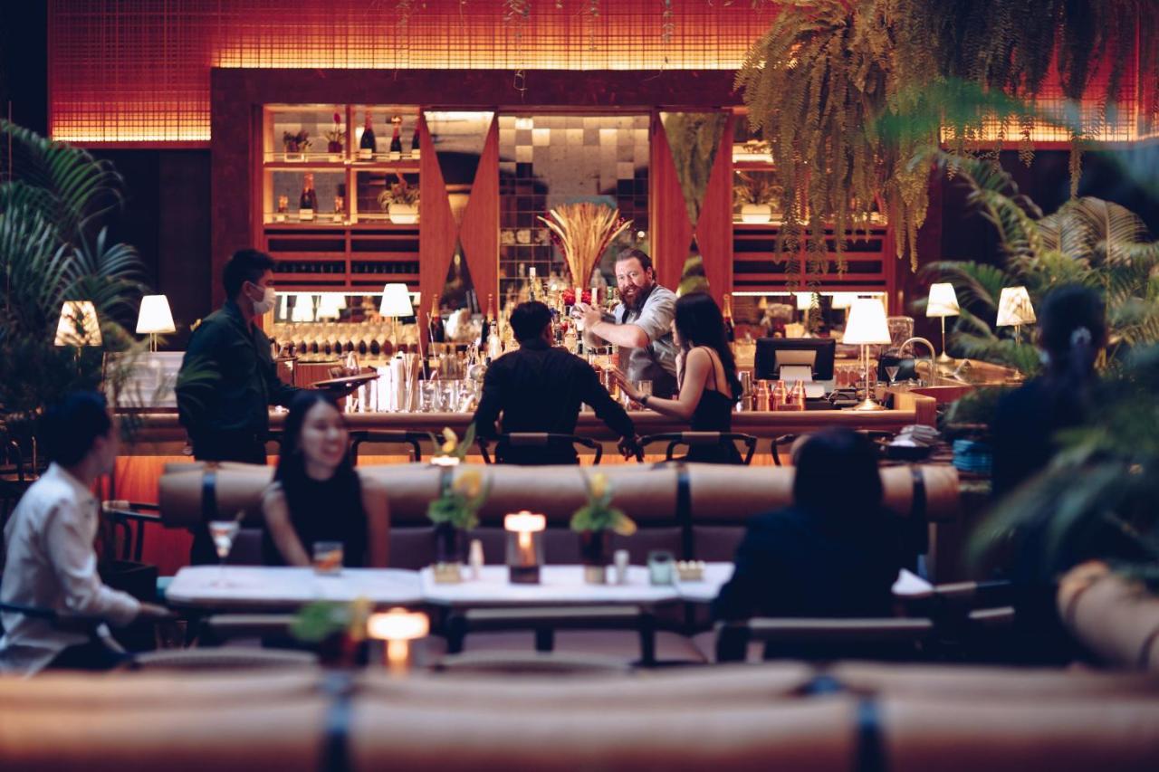 Anantara Siam Bangkok Hotel Kültér fotó The bar at the restaurant