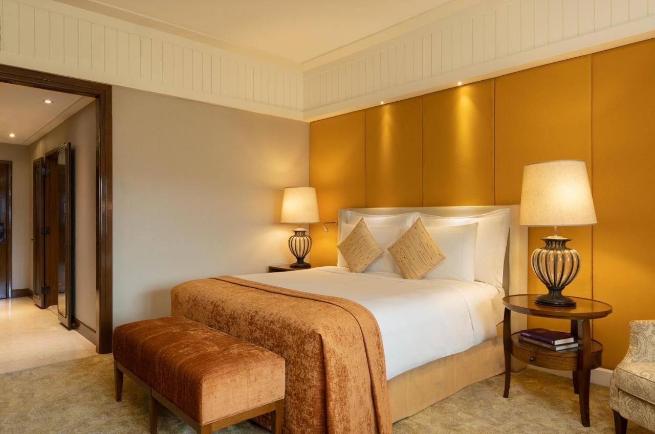 Anantara Siam Bangkok Hotel Kültér fotó A bedroom at the Taj Mahal Palace