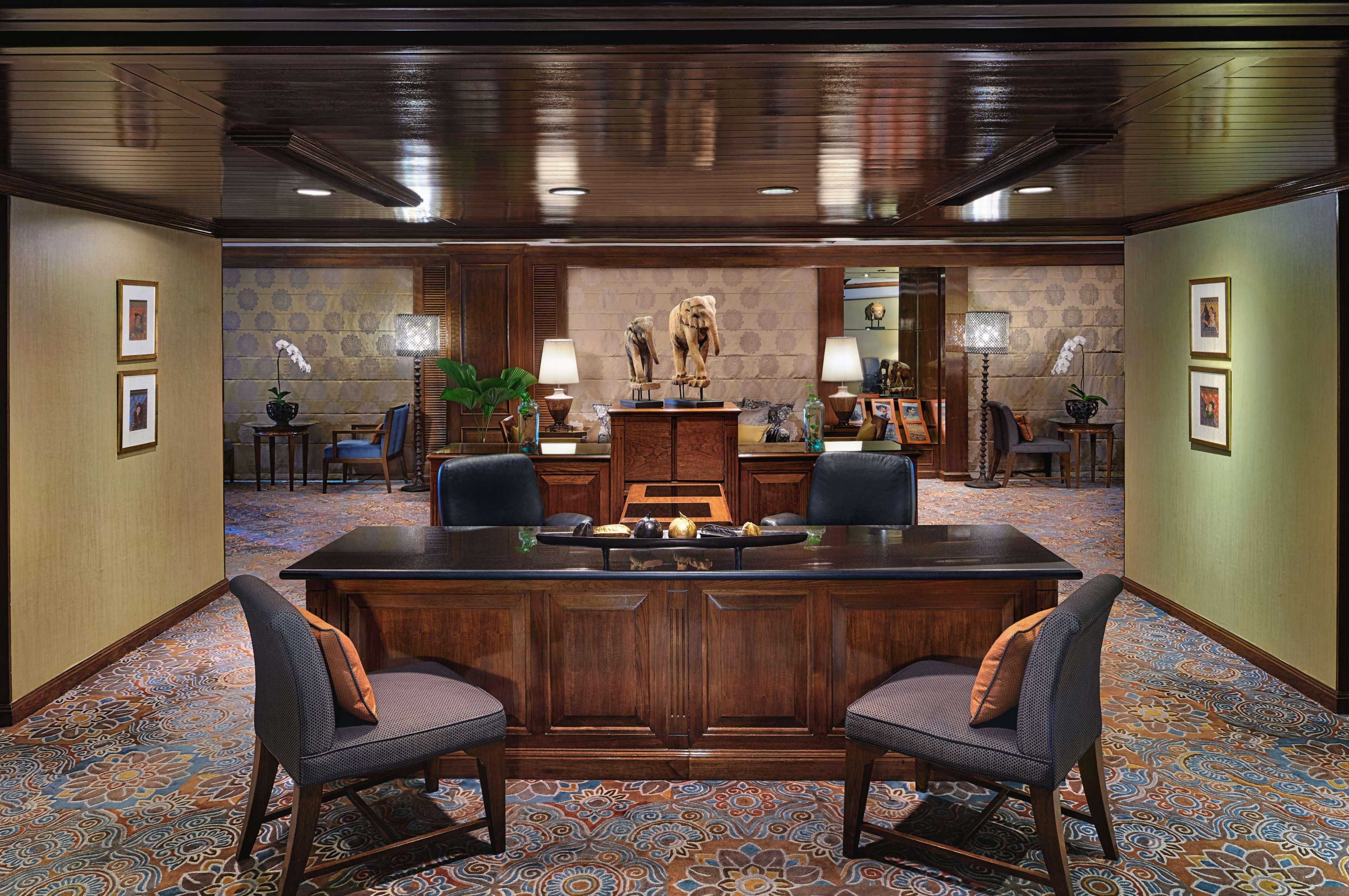 Anantara Siam Bangkok Hotel Kültér fotó The Concierge Desk at the Four Seasons Hotel, Hong Kong