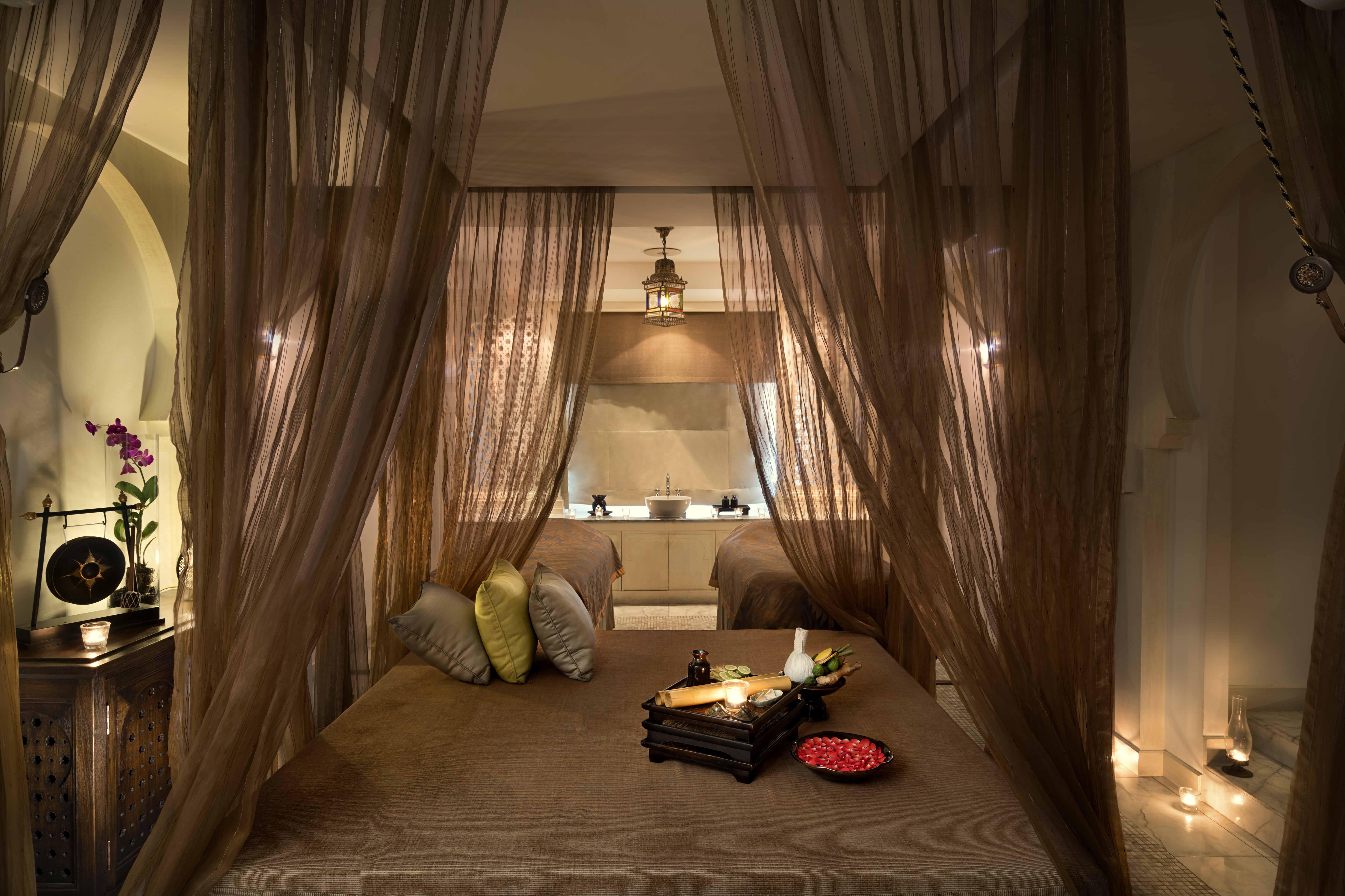 Anantara Siam Bangkok Hotel Kültér fotó A spa treatment room at The Peninsula Bangkok