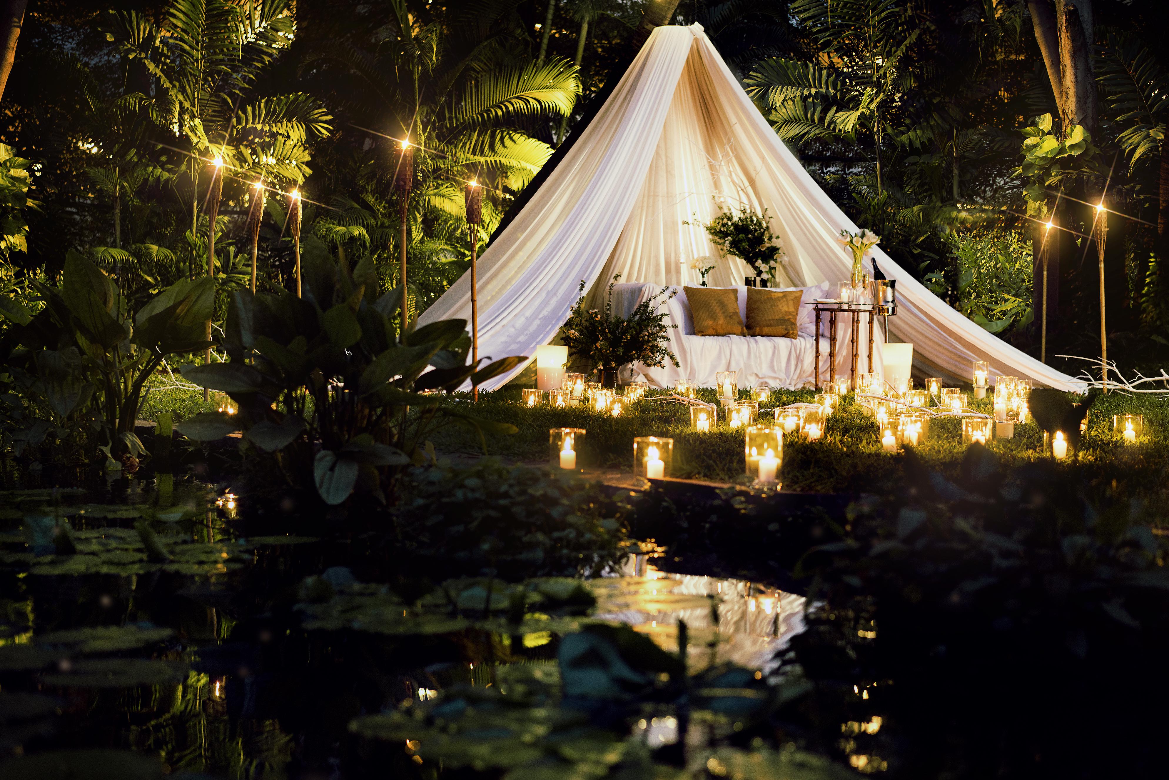 Anantara Siam Bangkok Hotel Kültér fotó A romantic dinner in a tent