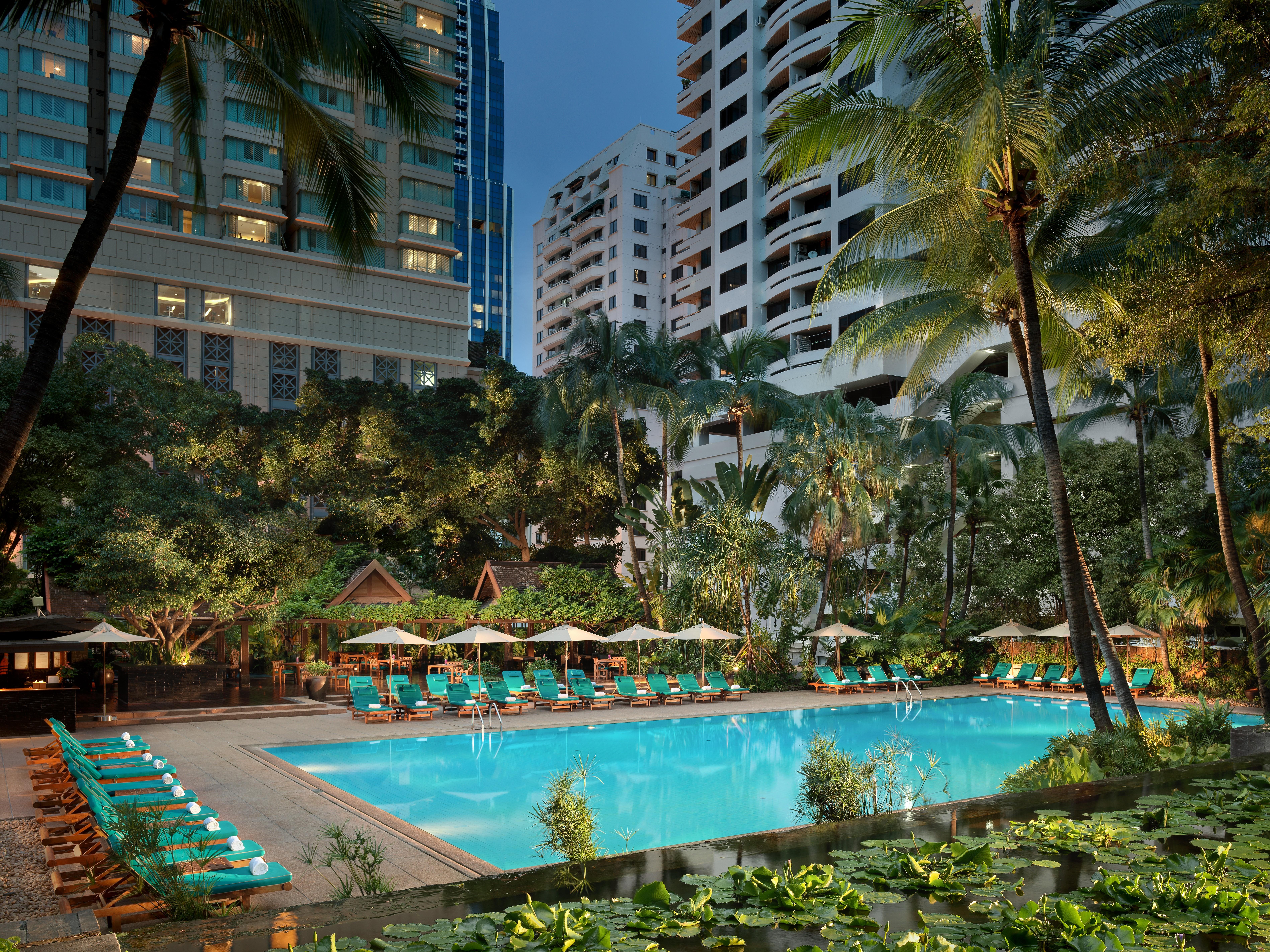 Anantara Siam Bangkok Hotel Kültér fotó The pool at the hotel