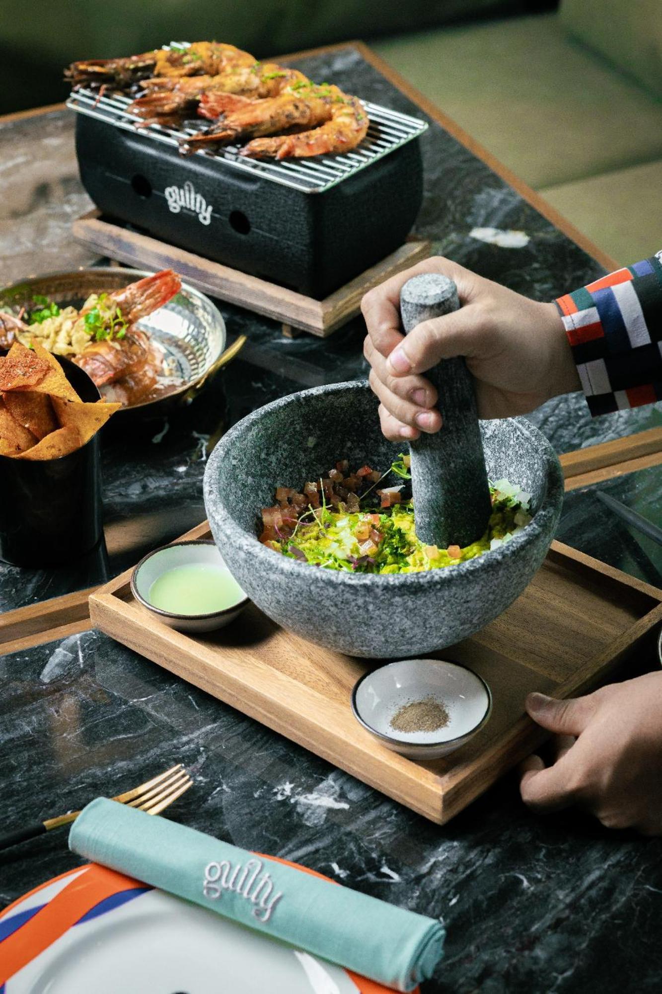 Anantara Siam Bangkok Hotel Kültér fotó A mortar and pestle in use