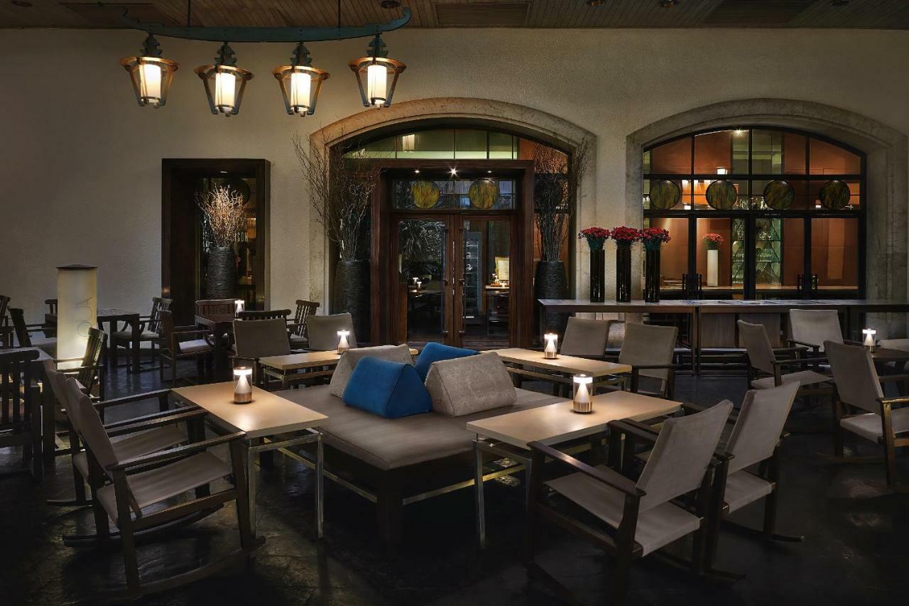 Anantara Siam Bangkok Hotel Kültér fotó The interior of the restaurant